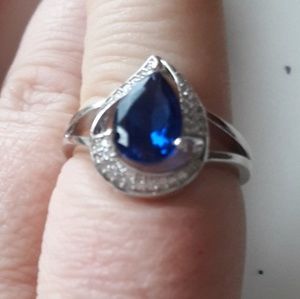 18kgp pear shaped white and blue zircon ring